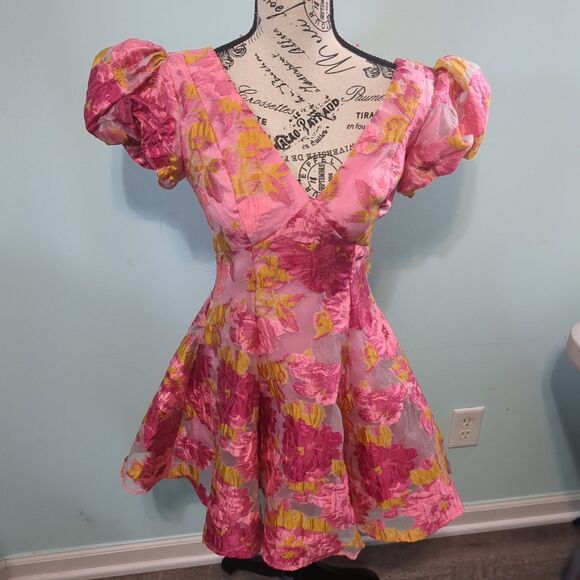 Selfie Leslie Dresses & Skirts - Selfie Leslie Perfect Match Puff Sleeve Low Back Mini Dress Pink extra small